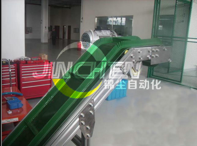 車(chē)間一角的爬坡皮帶機(jī)