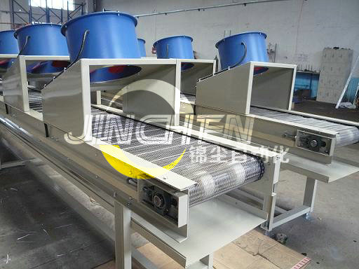 兩臺(tái)帶冷卻風(fēng)機(jī)的金屬網(wǎng)帶線(xiàn)